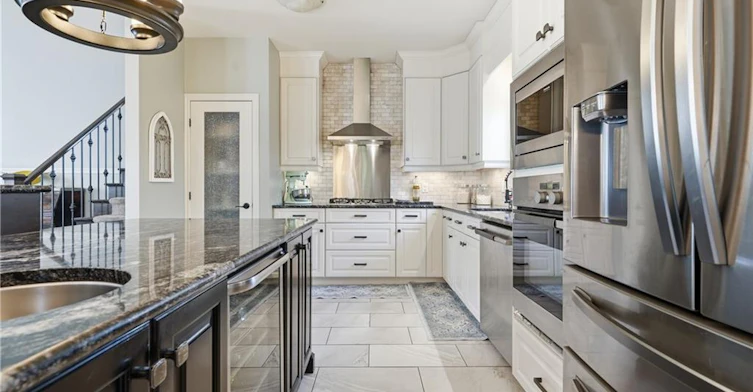 379 Michael Drive, Welland, ON, L3C 0A5 - 6