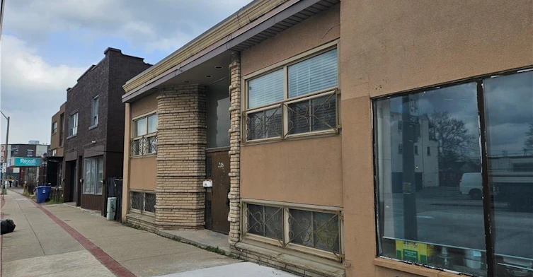 4-216 Parkdale Avenue N, Hamilton, ON, L8H 5X5