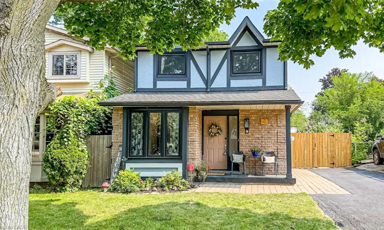 4 Balmoral Court