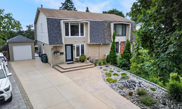 23 Briar Knoll Drive