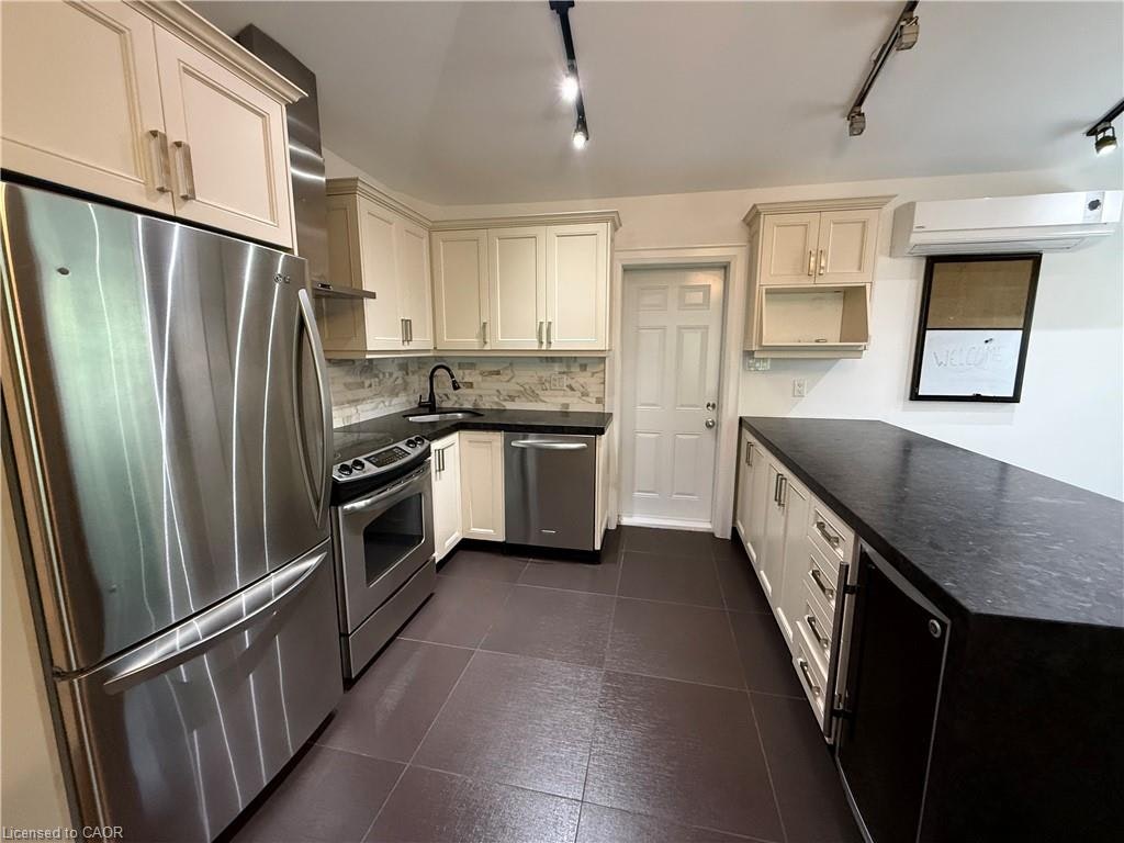 4-52 Cameron Avenue, Toronto, ON, M6M 1R2 - 2
