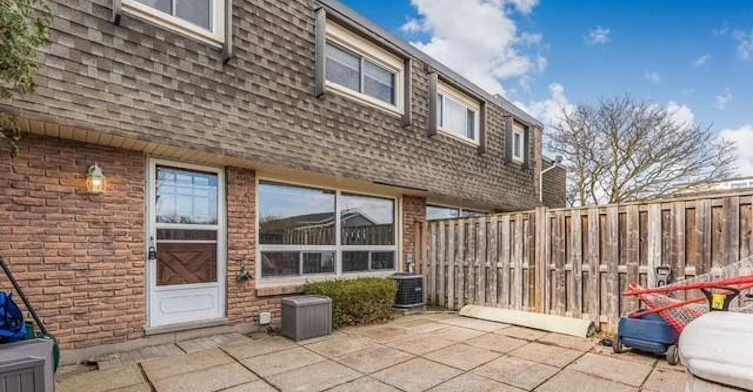 102-5 Woodlawn Court, Grimsby, ON, L3M 3T4