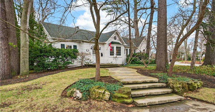 3046 South Drive, Burlington, ON, L7N 1H2 - 2