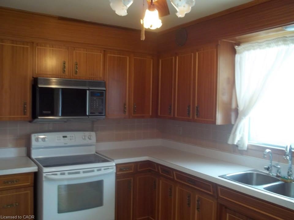 282 Glenridge Drive, Waterloo, ON, N2J 3W4 - 2