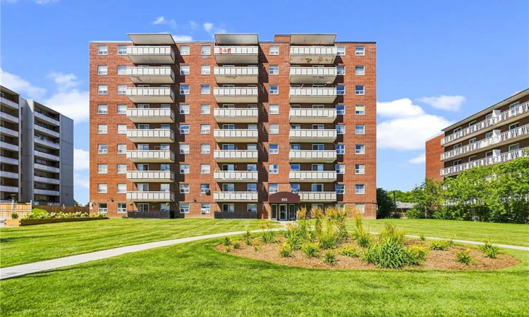 202-851 Queenston Road