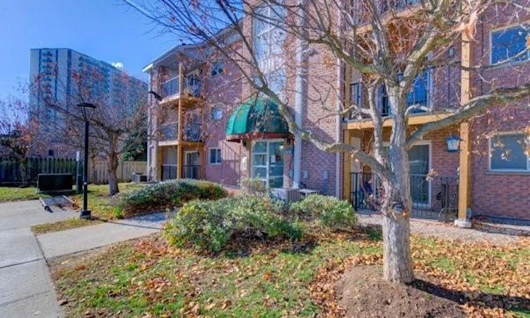27-3085 Kingsway Drive