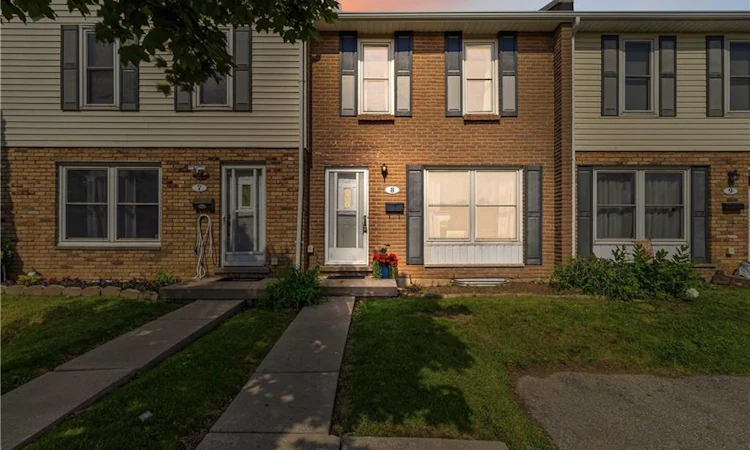 8-596 Grey Street