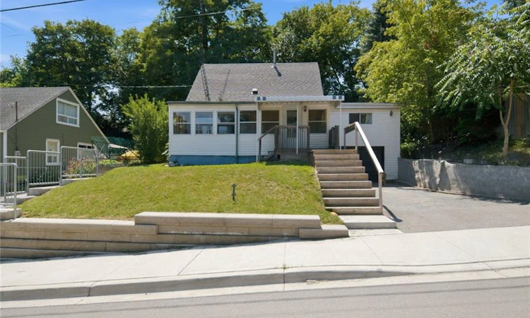 42 Dundas Street E