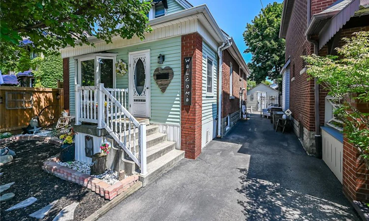 13 Paisley Avenue S