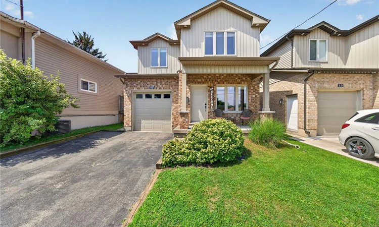 17 Grantham Avenue S