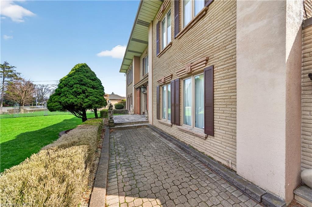 213 Stone Church Road W, Hamilton, ON, L9B 1A2 - 3