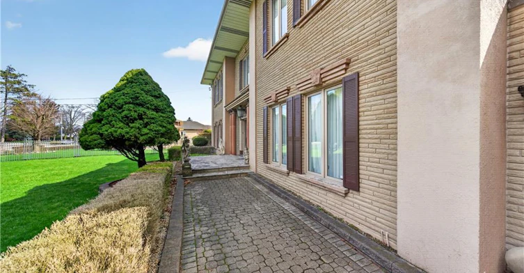 213 Stone Church Road W, Hamilton, ON, L9B 1A2 - 3