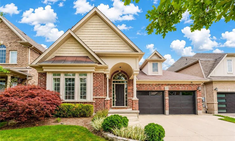 213 Edgewater Crescent