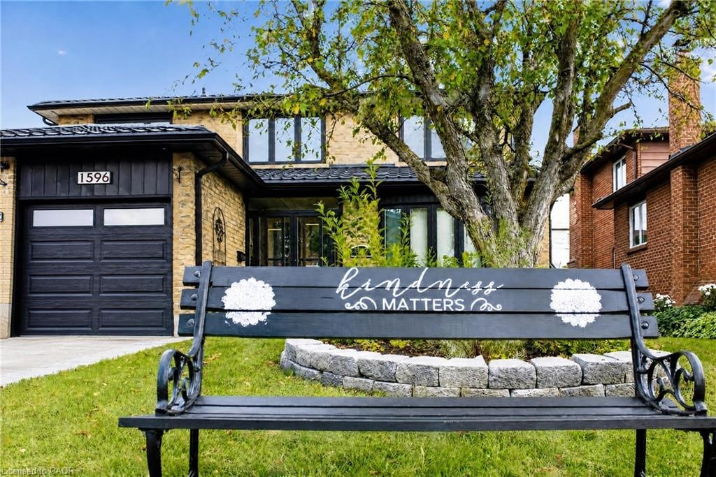 1596 Maple Ridge Drive, Mississauga, ON, L4W 3C8 - 2