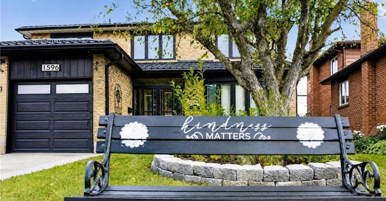 1596 Maple Ridge Drive, Mississauga, ON, L4W 3C8 - 2