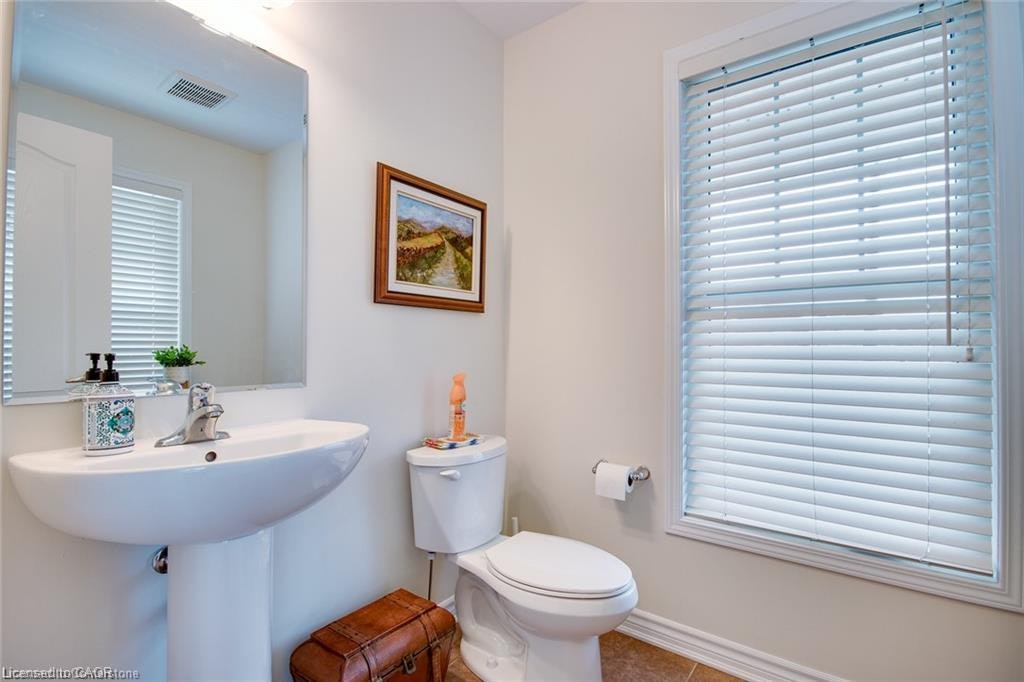 18 Blue Oak Street, Kitchener, ON, N2K 0K3 - 8