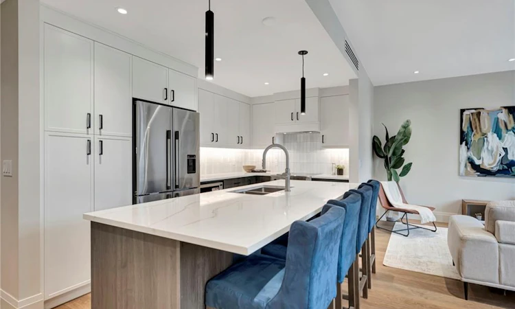 202-7 Grand River Street N