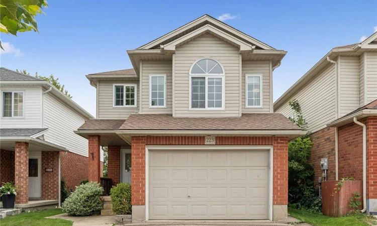 223 Hollyridge Crescent