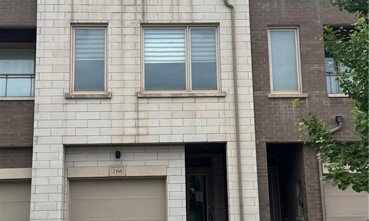 166 Squire Crescent