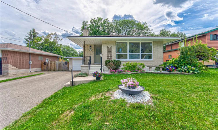 104 Springbank Crescent