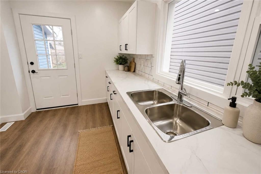 5 Rowanwood Street, Hamilton, ON, L8L 7H1 - 9