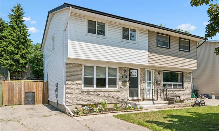 589 Elgin Street N
