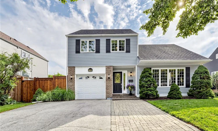 2208 Lancaster Crescent