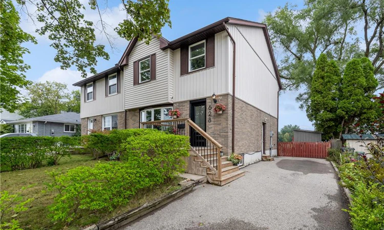 628 College Avenue W