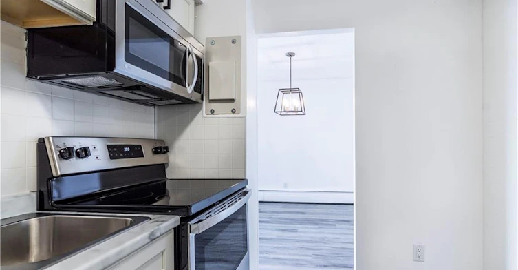 908-975 Warwick Court, Burlington, ON, L7T 3Z7 - 3
