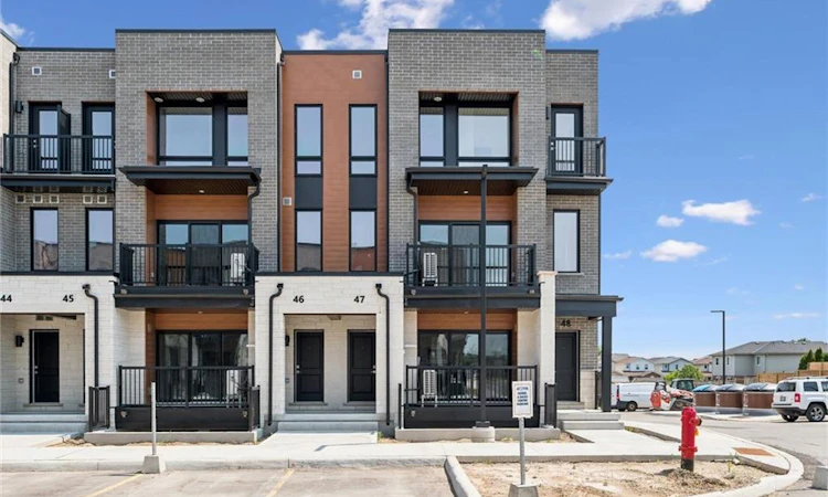 B047-525 Erinbrook Drive