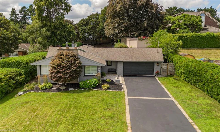 892 North Shore Road W