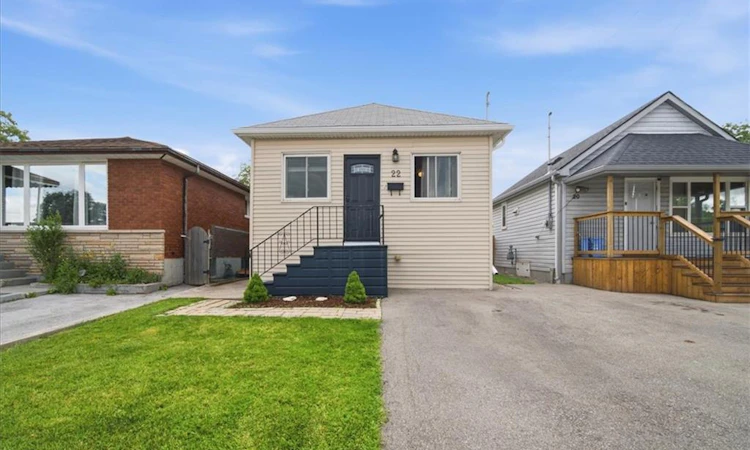 22 Delena Avenue N