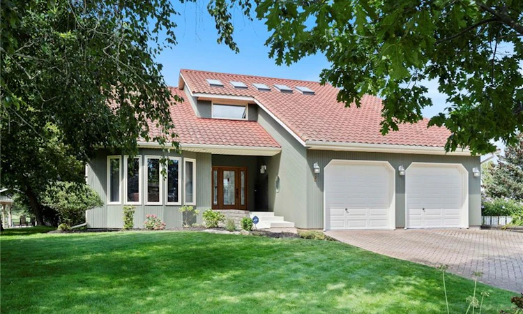 6 Howey Avenue