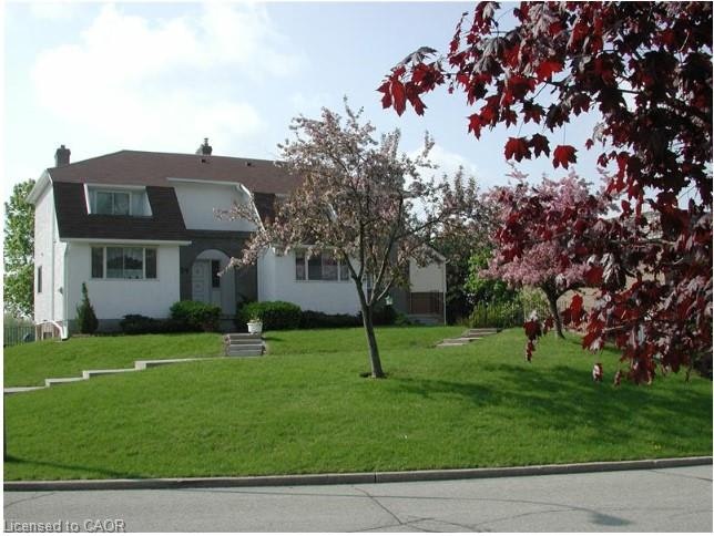 9-225 Shakespeare Drive, Waterloo, ON, N2L 2T5