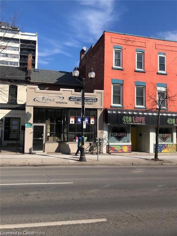 Bachelor-250 King Street W, Hamilton, ON, L8P 1A9 - 3