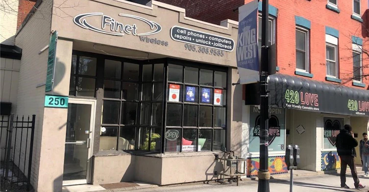 Bachelor-250 King Street W, Hamilton, ON, L8P 1A9