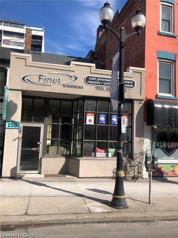Bachelor-250 King Street W, Hamilton, ON, L8P 1A9 - 2