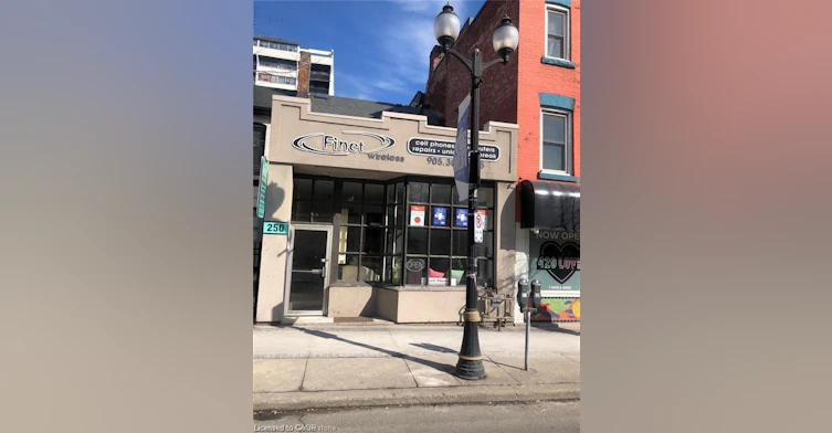 Bachelor-250 King Street W, Hamilton, ON, L8P 1A9 - 2
