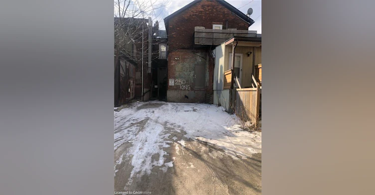 Bachelor-250 King Street W, Hamilton, ON, L8P 1A9 - 13
