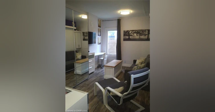 Bachelor-250 King Street W, Hamilton, ON, L8P 1A9 - 6