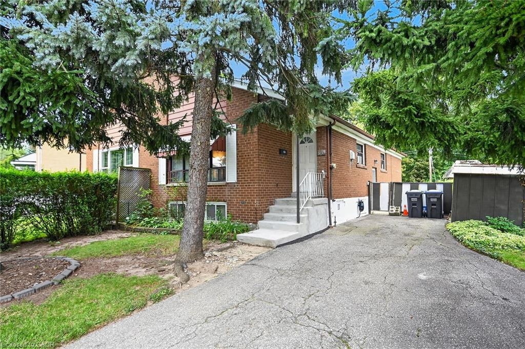 3239 Queen Frederica Drive, Mississauga, ON, L4Y 2Z9