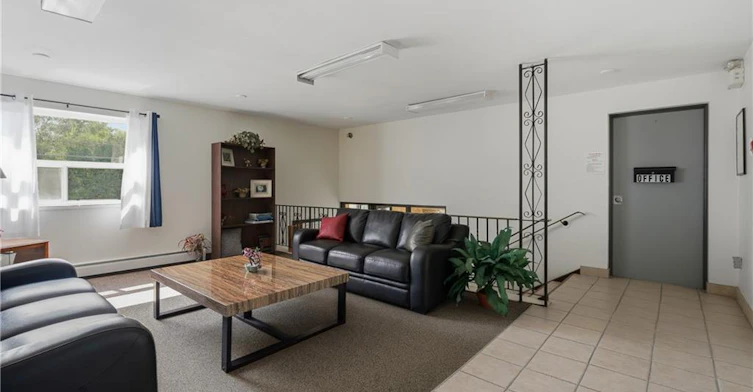 101-242 Oakdale Avenue, St. Catharines, ON, L2P 3K5 - 4