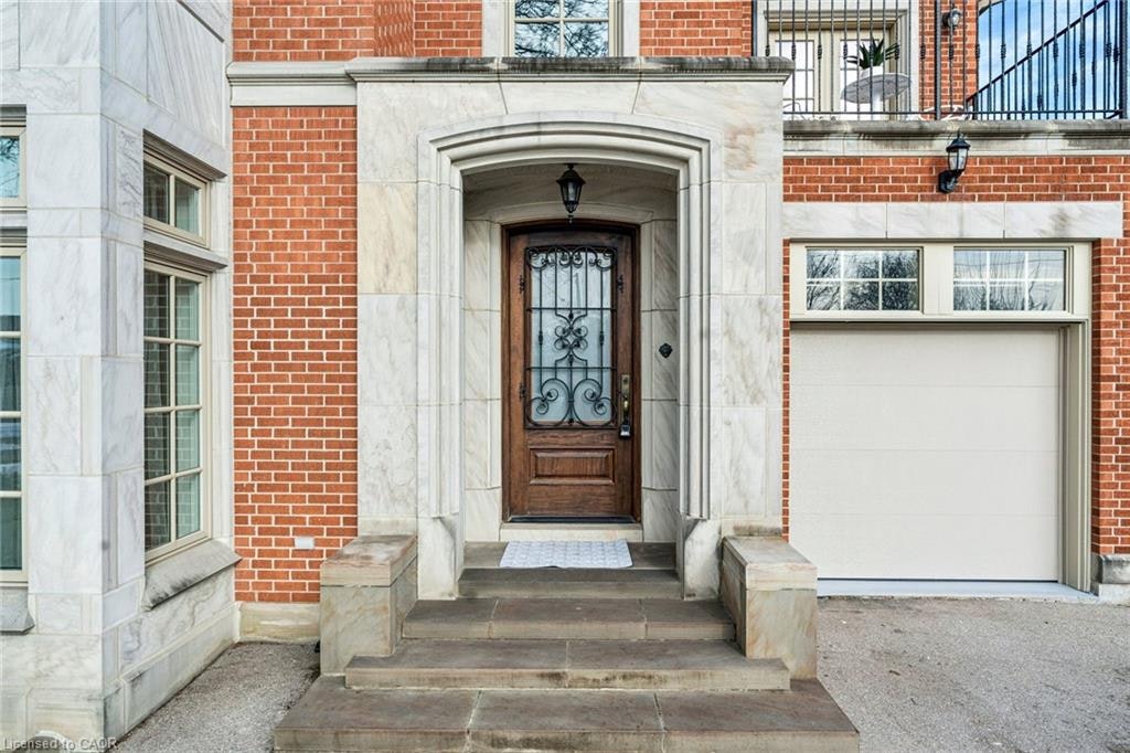 7 Rollins Place, Toronto, ON, M9B 3Y4