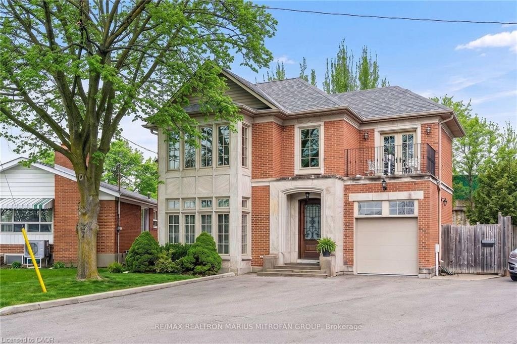 7 Rollins Place, Toronto, ON, M9B 3Y4