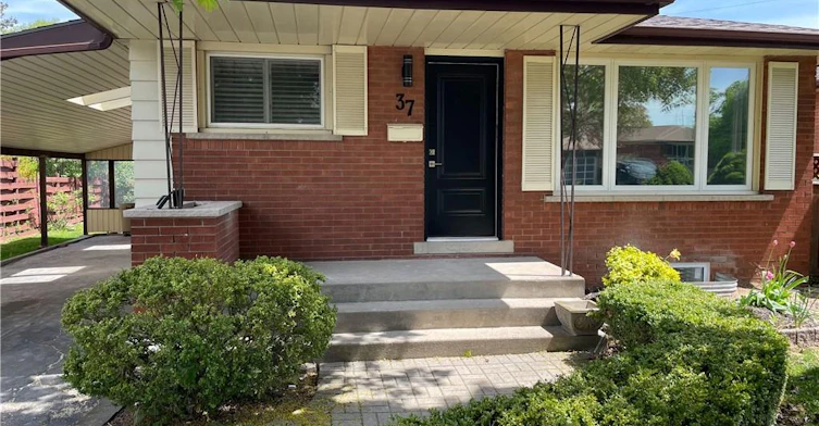 Upper-37 Goldfinch Road, Hamilton, ON, L9A 3W8