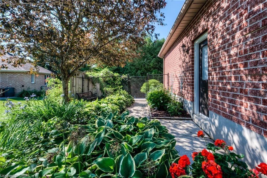 25 Idle Ridge Court, Kitchener, ON, N2A 3W3 - 2