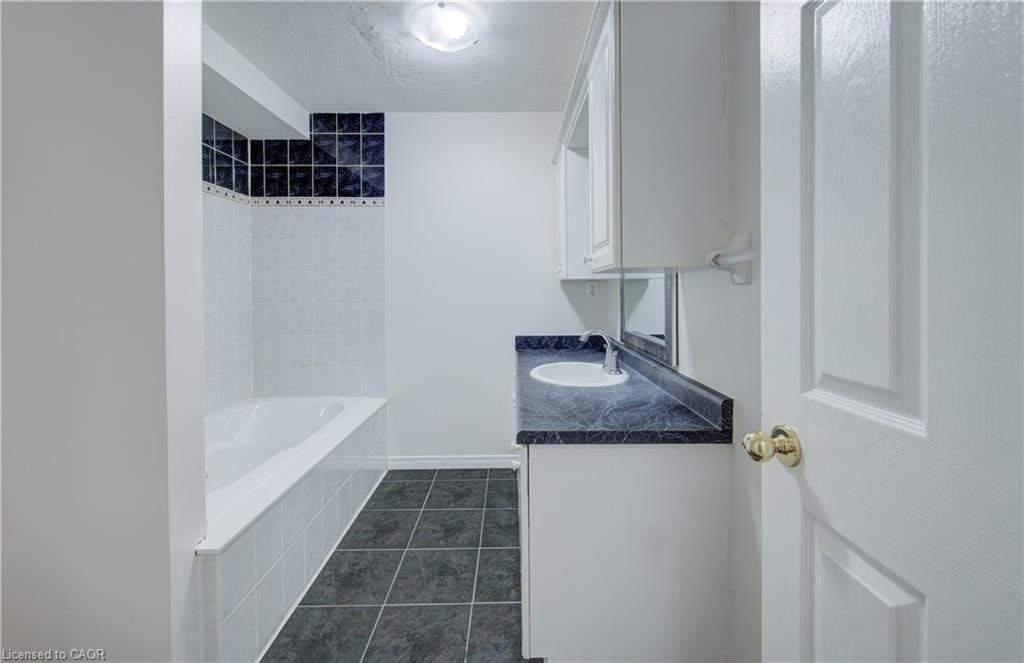25 Idle Ridge Court, Kitchener, ON, N2A 3W3 - 11