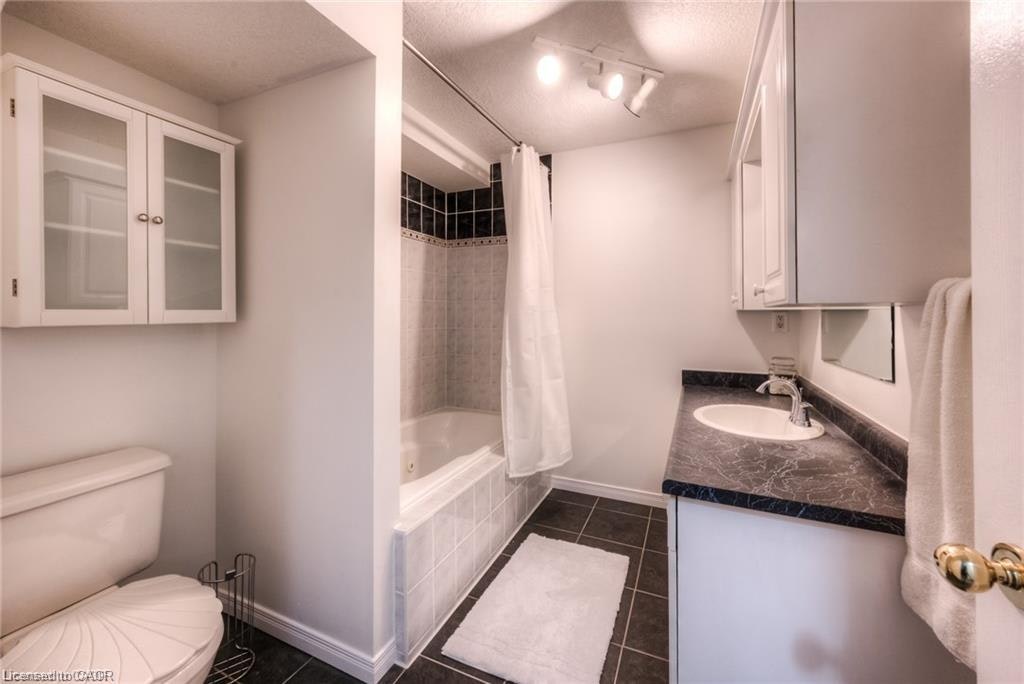 25 Idle Ridge Court, Kitchener, ON, N2A 3W3 - 8