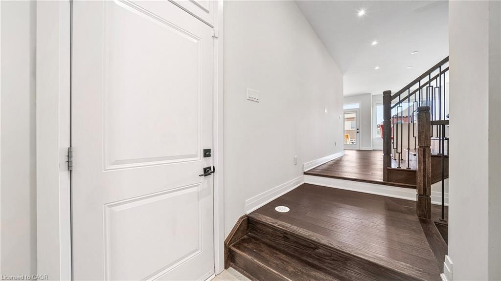 102 Settlers Road E, Oakville, ON, L6H 7W5 - 7