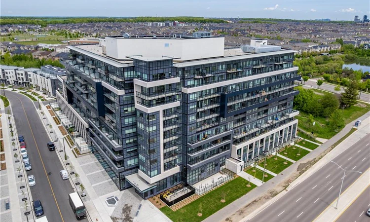 801-395 Dundas Street W